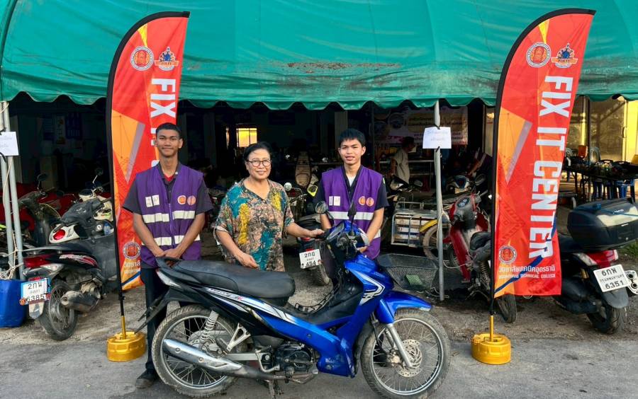 บริการตรวจเช็กและซ่อมแซมรถจักรยานยนต์ให้กับประชาชนผู้ประสบภัยน้ำท่วม ณ ศูนย์บริการหน้าวิทยาลัยเทคนิคหาดใหญ่ 